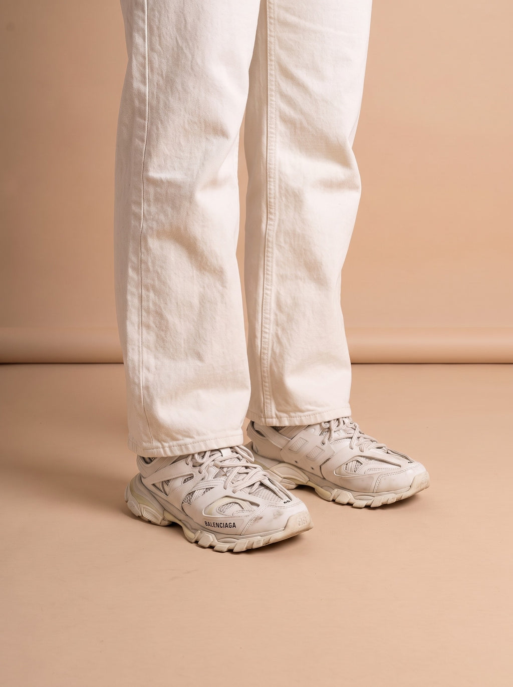 Balenciaga White Track Sneakers With Mesh Details aan de voet
