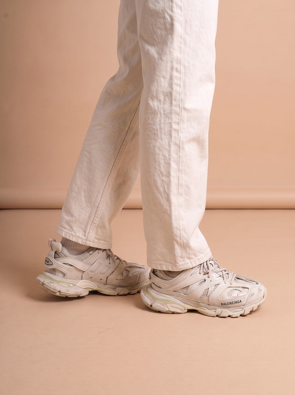 Balenciaga White Track Sneakers With Mesh Details aan de voet