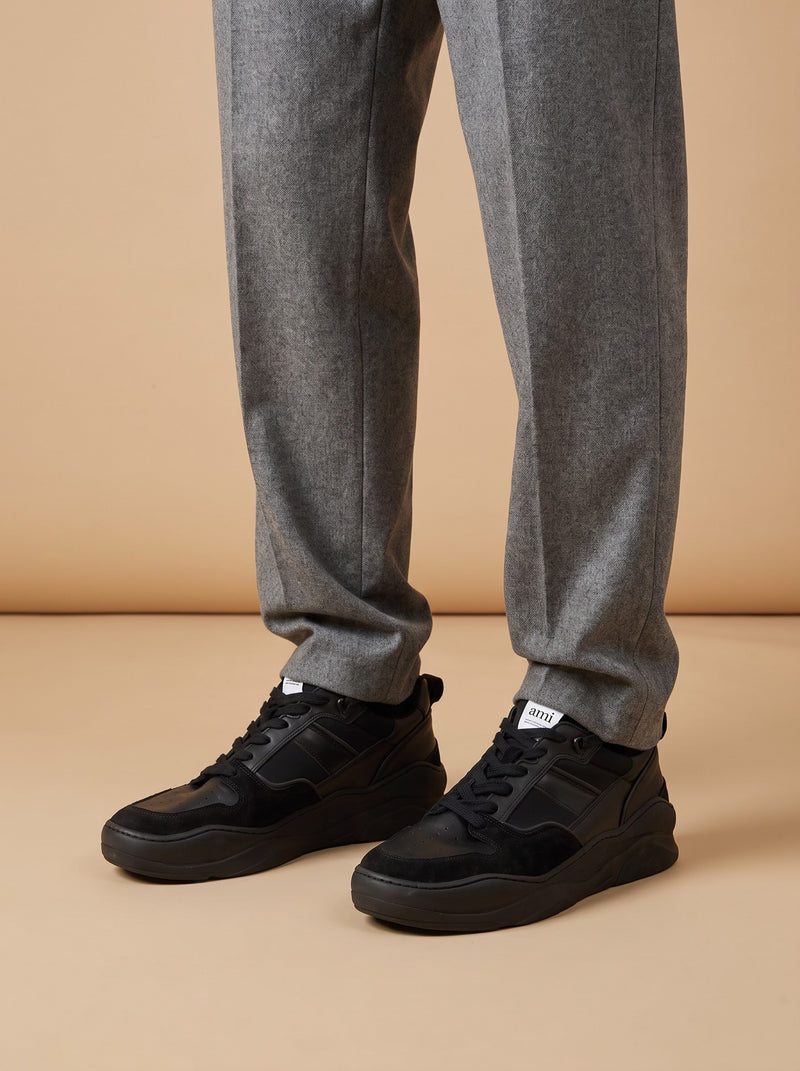 AMI PARIS Thick Sole Low Trainers aan de voet