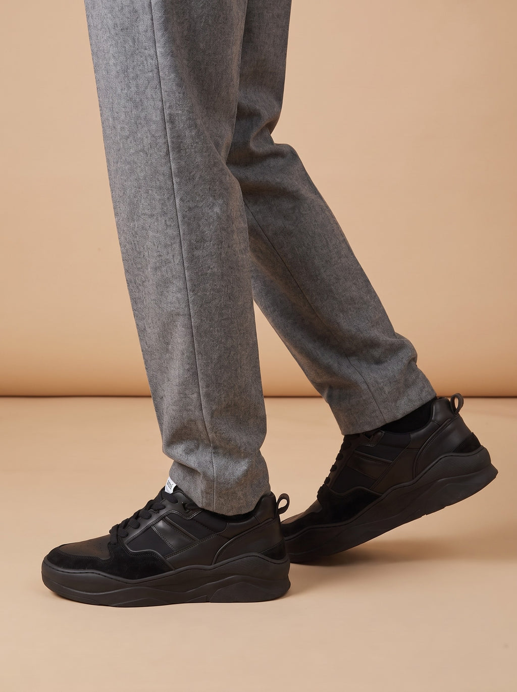 AMI PARIS Thick Sole Low Trainers aan de voet