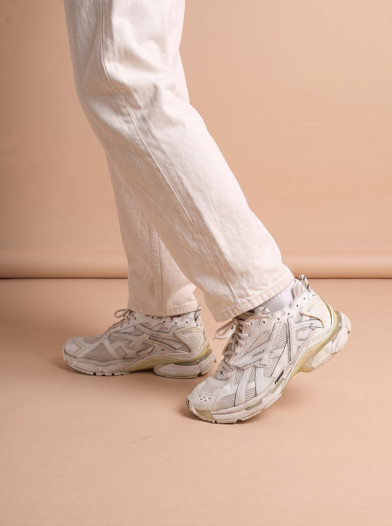Balenciaga 2020s Runner Sneakers White aan de voet