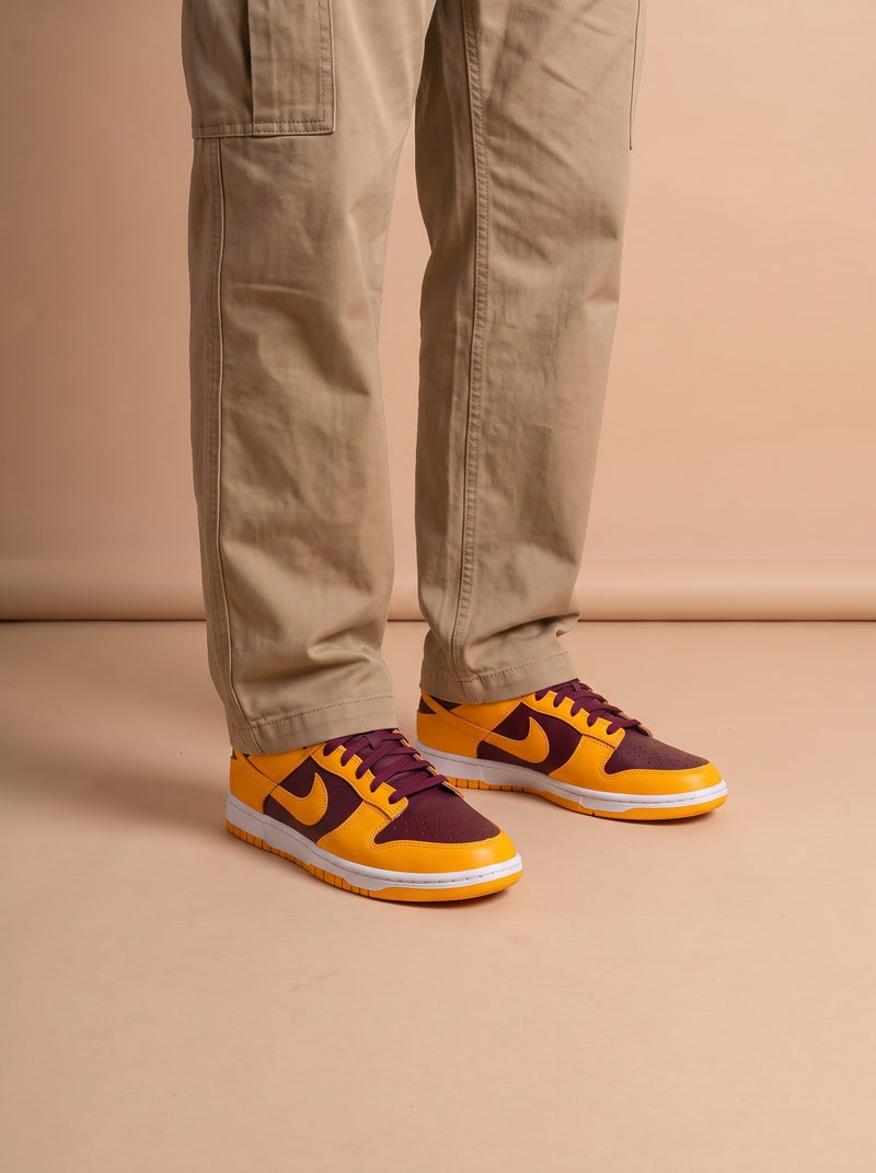 Nike Dunk Low Goldenrod Maroon White aan de voet