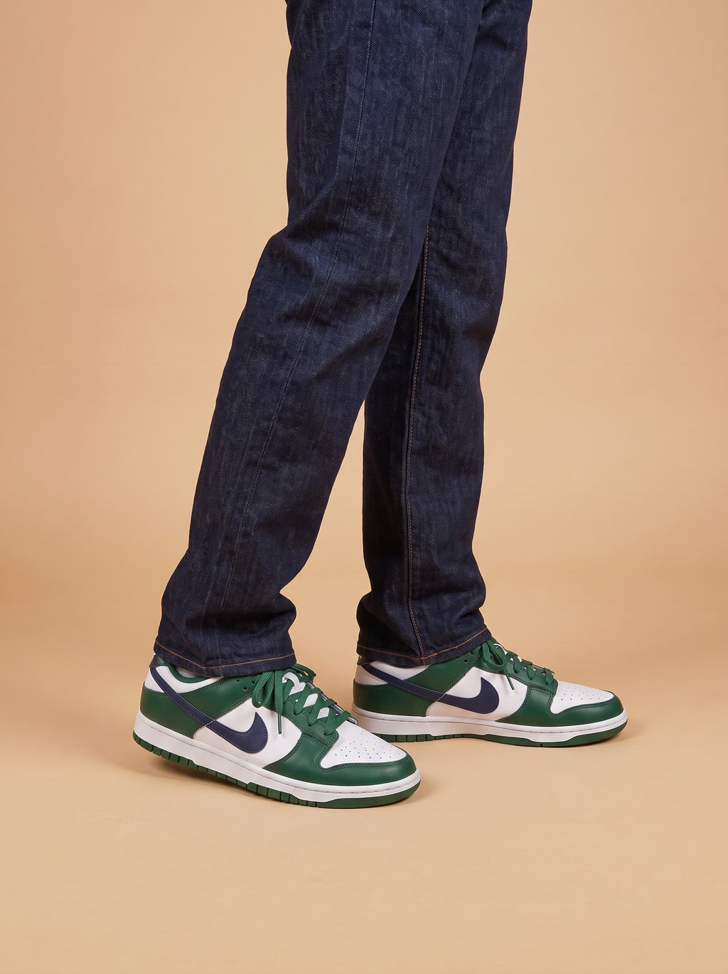 Nike Dunk Low Gorge Green Midnight Navy aan de voet