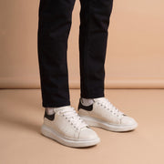 Alexander McQueen Oversized Sneaker aan de voet