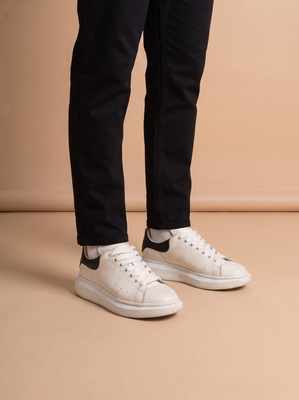 Alexander McQueen Oversized Sneaker aan de voet