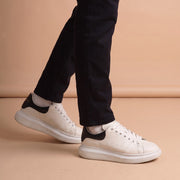 Alexander McQueen Oversized Sneaker aan de voet