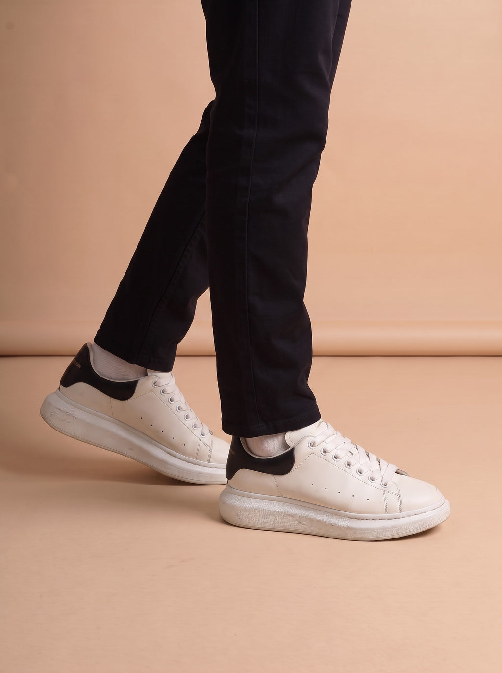 Alexander McQueen Oversized Sneaker aan de voet