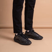 Adidas Yeezy 700 V3 Alvah aan de voet