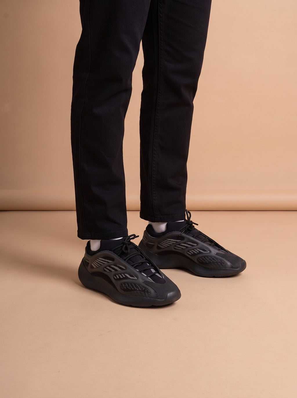 Adidas Yeezy 700 V3 Alvah aan de voet