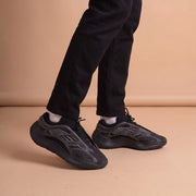 Adidas Yeezy 700 V3 Alvah aan de voet