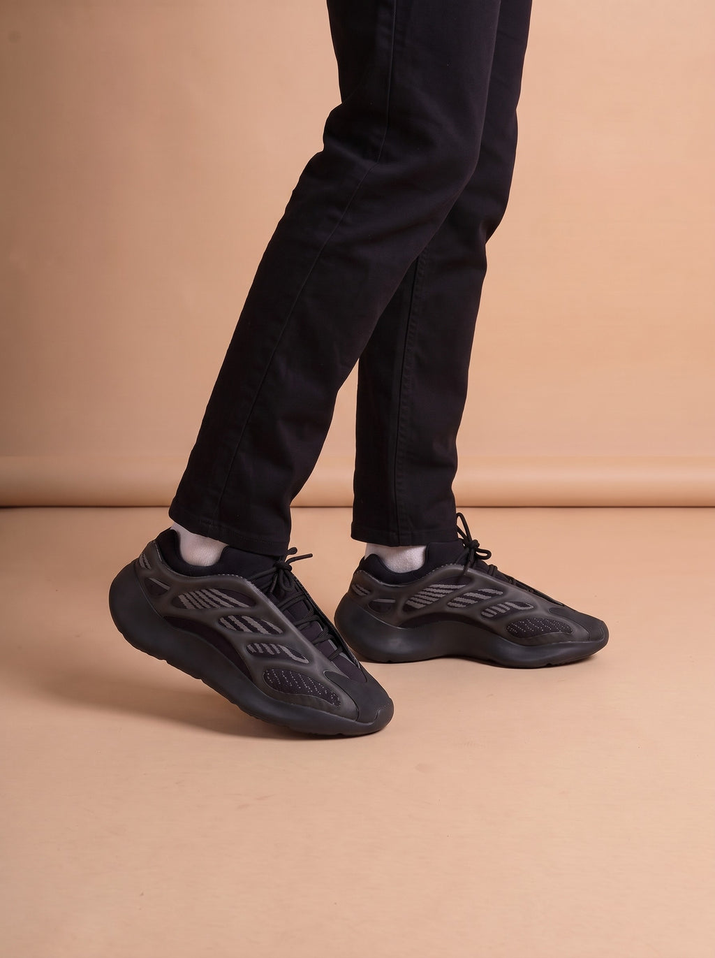 Adidas Yeezy 700 V3 Alvah aan de voet