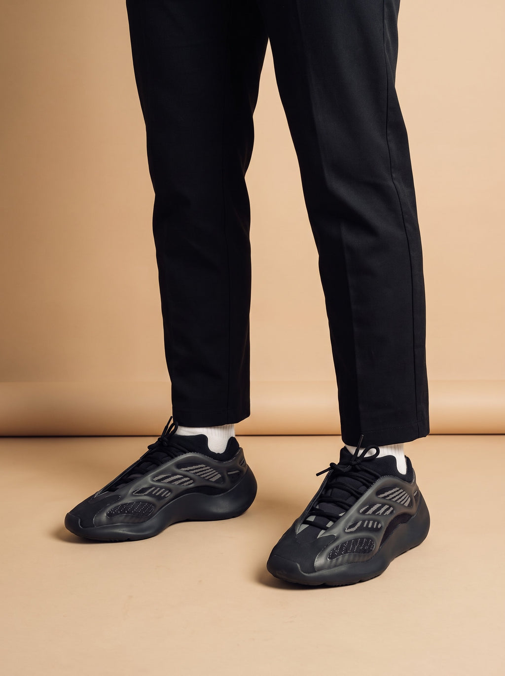 Adidas Yeezy 700 V3 Alvah aan de voet