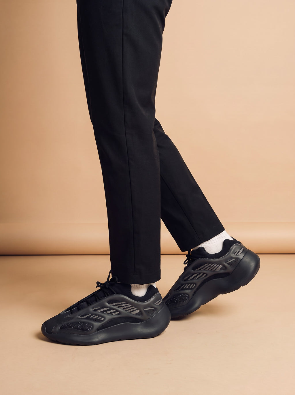 Adidas Yeezy 700 V3 Alvah aan de voet