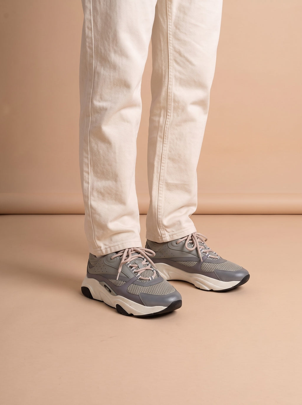Dior B22 Leather Low Sneakers Grey aan de voet