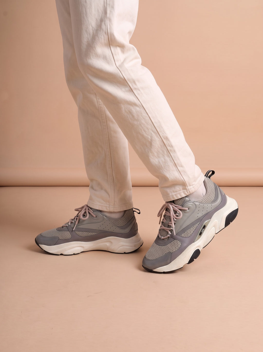 Dior B22 Leather Low Sneakers Grey aan de voet