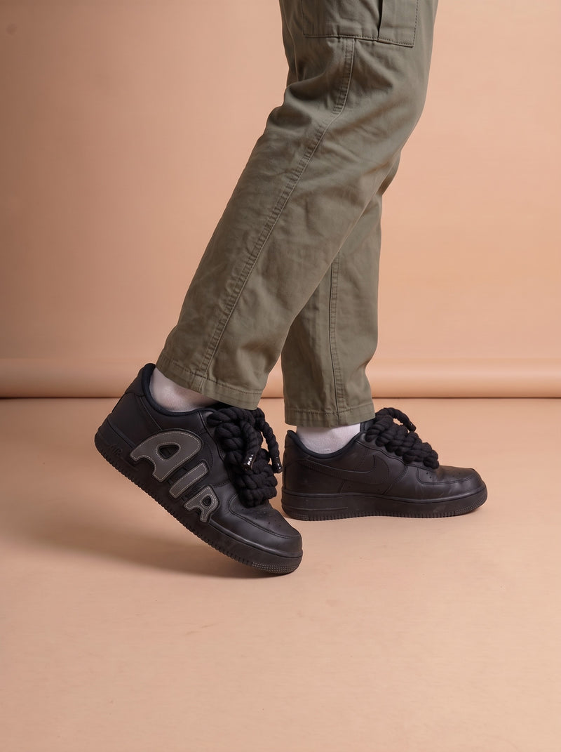 Air Force 1 Black Customized aan de voet