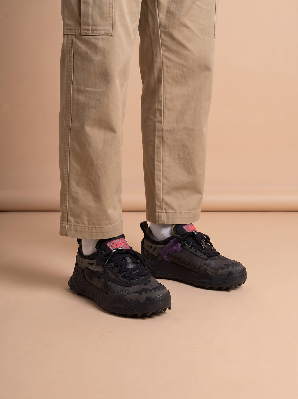 Off-White Odsy-1000 Black Grey Fuchsia aan de voet