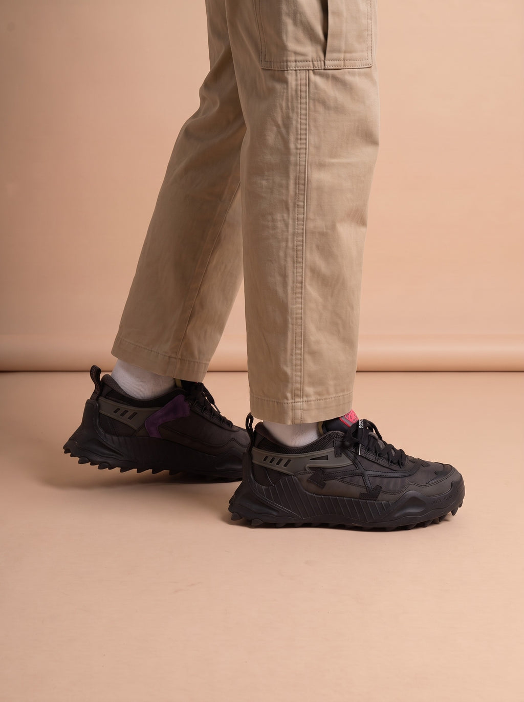 Off-White Odsy-1000 Black Grey Fuchsia aan de voet