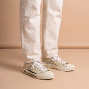 Dior 223 Low-Top aan de voet