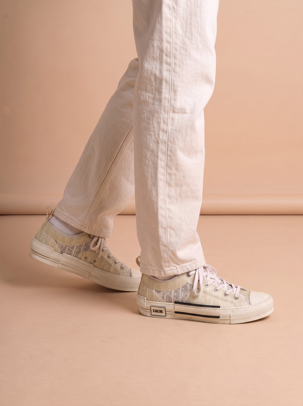 Dior 223 Low-Top aan de voet