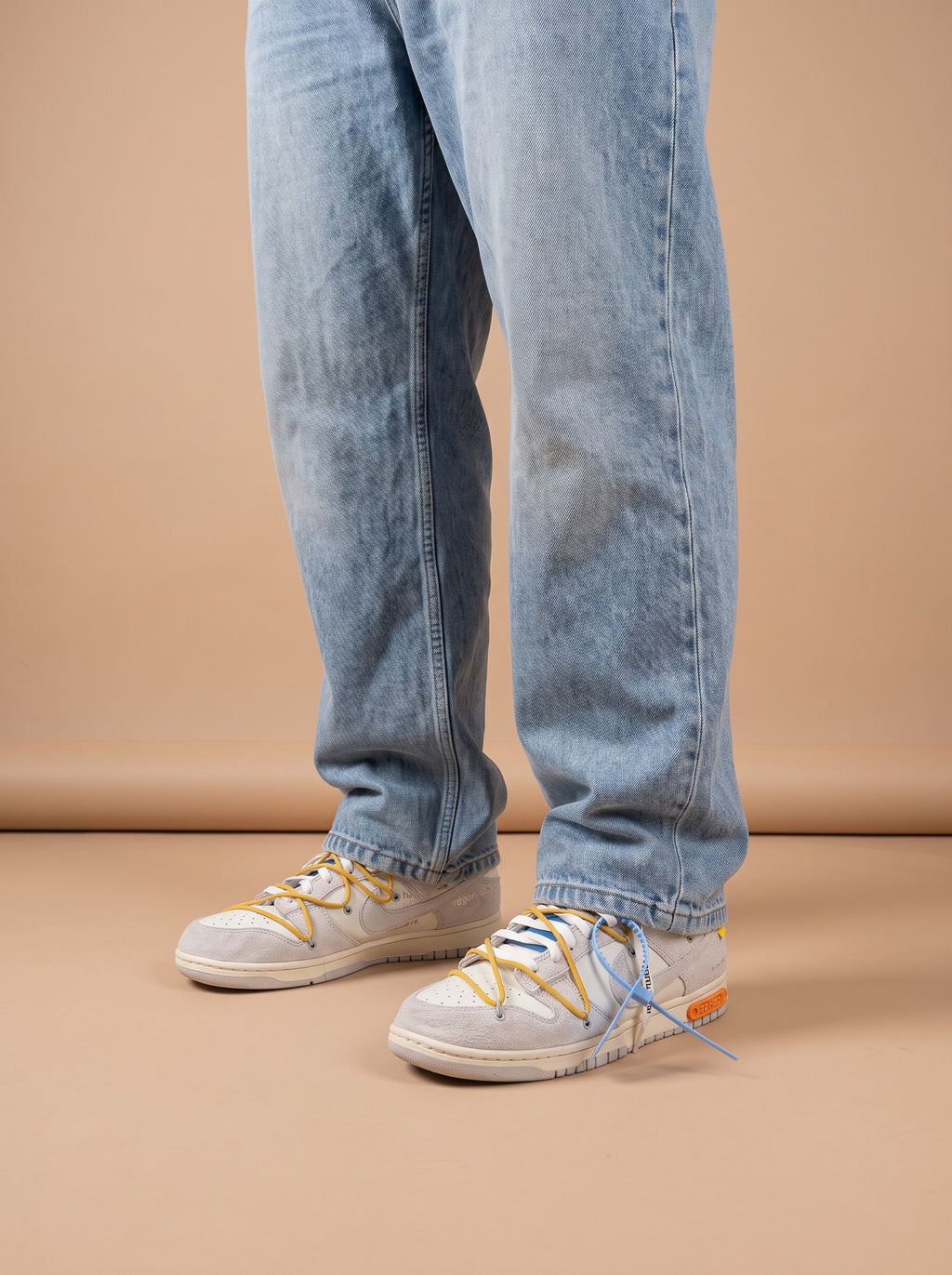 Nike x Off-White Dunk Low Lot 34 aan de voet