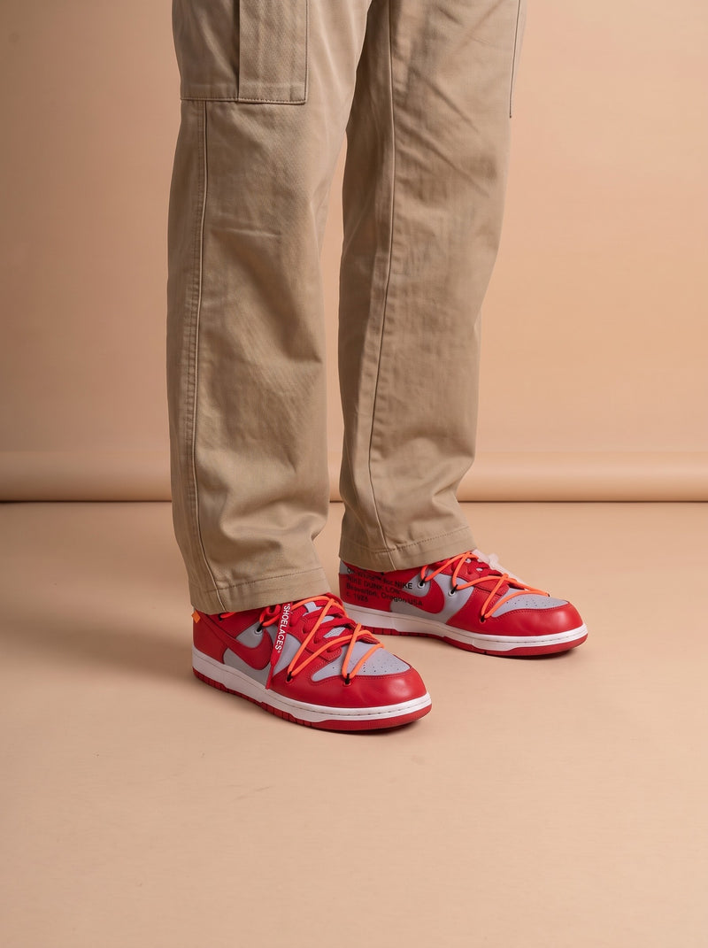 Nike x Off-White Dunk Low University Red aan de voet
