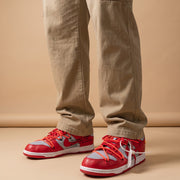 Nike x Off-White Dunk Low University Red aan de voet