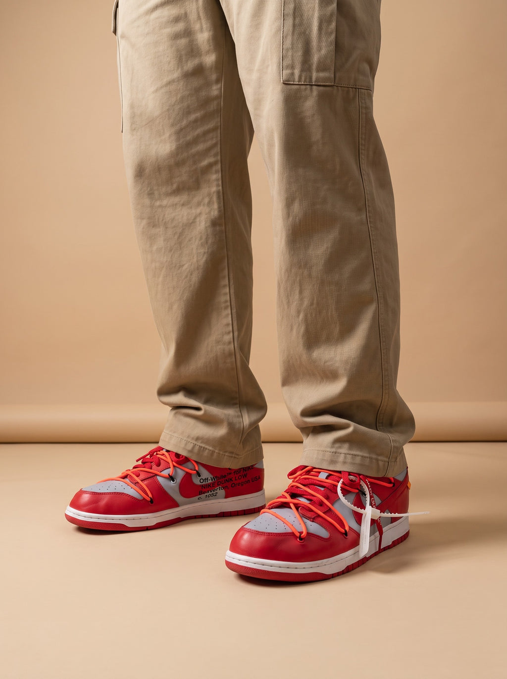 Nike x Off-White Dunk Low University Red aan de voet