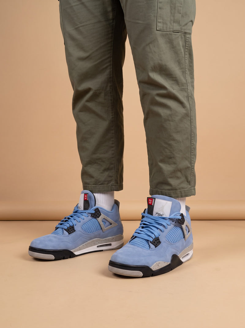 Nike Air Jordan 4 Retro University Blue aan de voet