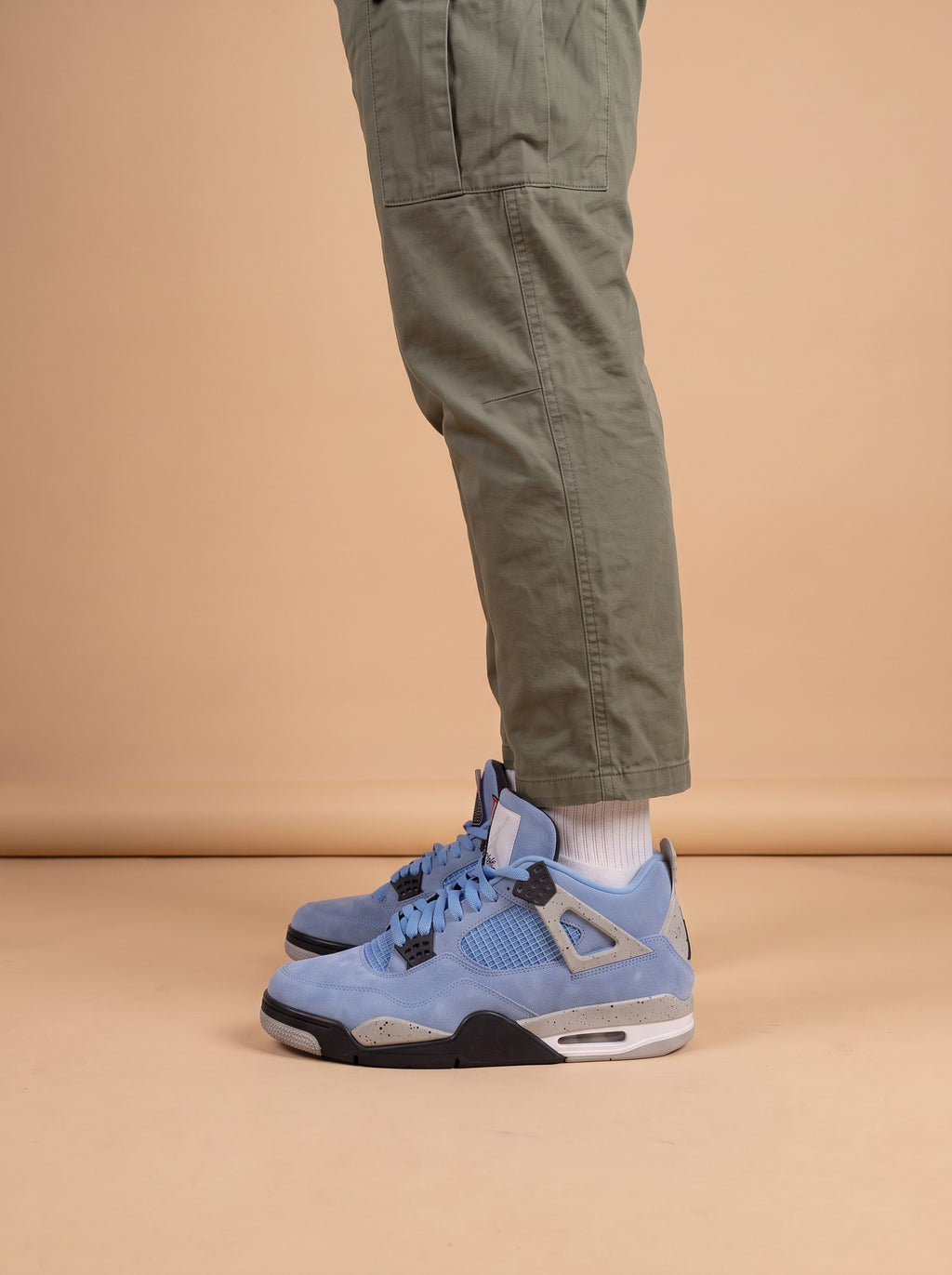 Nike Air Jordan 4 Retro University Blue aan de voet