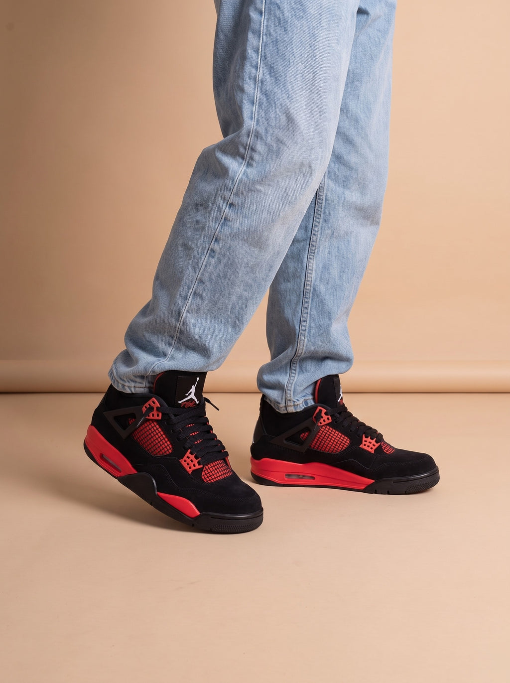 Nike Air Jordan 4 Retro Red Thunder aan de voet