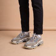 Balenciaga Triple S low-top grey aan de voet