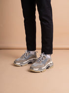 Balenciaga Triple S low-top grey aan de voet