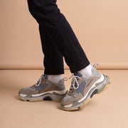 Balenciaga Triple S low-top grey aan de voet