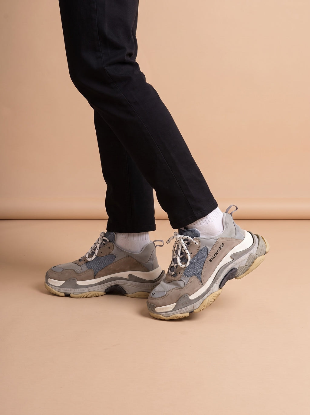Balenciaga Triple S low-top grey aan de voet