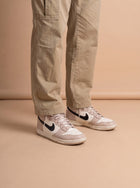 Nike Dunk High Fossil Stone aan de voet
