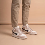 Nike Dunk High "Fossil Stone" aan de voet