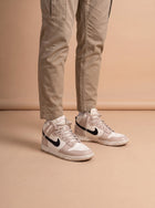 Nike Dunk High "Fossil Stone" aan de voet