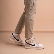 Nike Dunk High "Fossil Stone" aan de voet