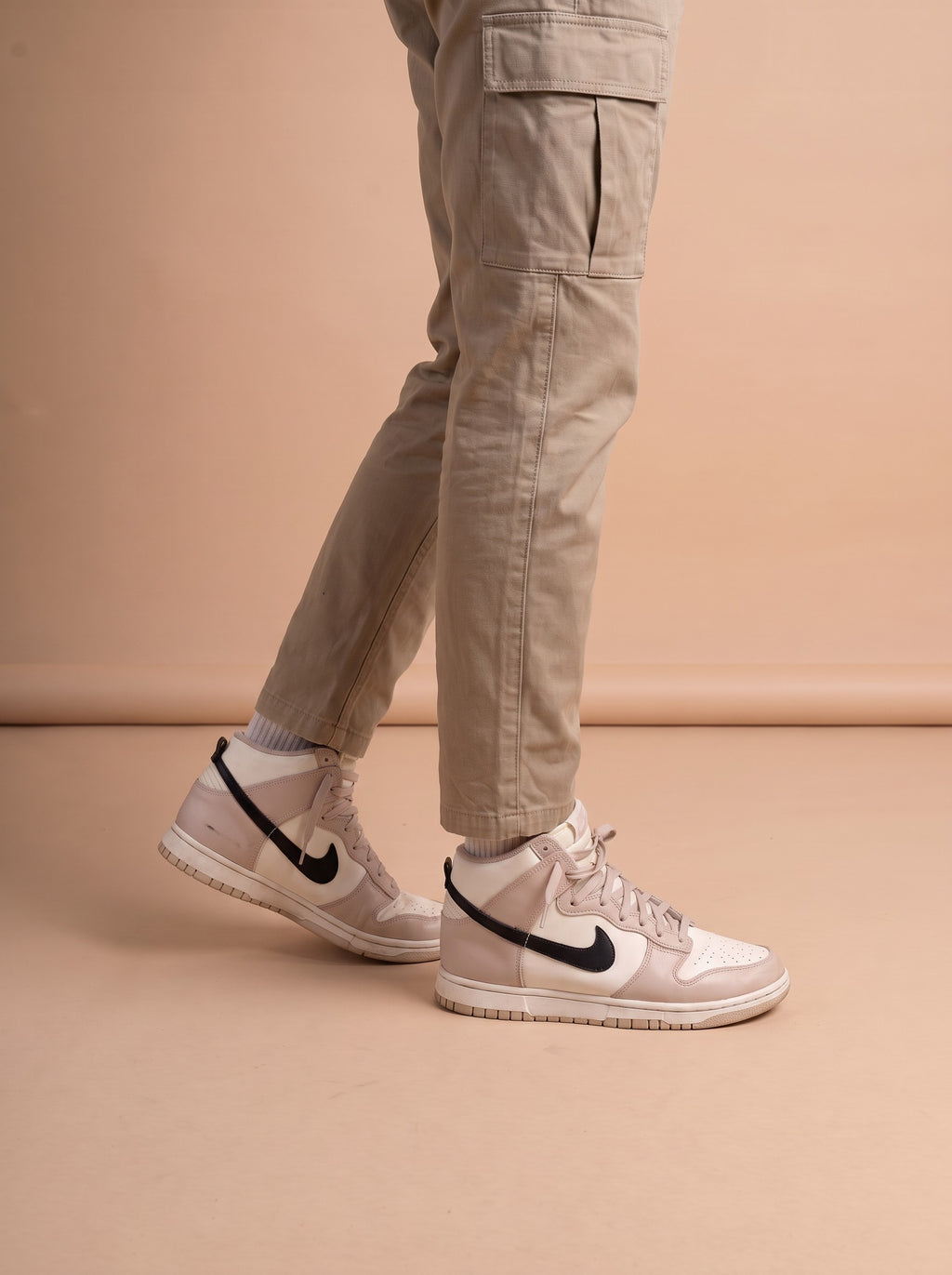 Nike Dunk High "Fossil Stone" aan de voet