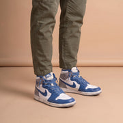 Nike Air Jordan 1 Retro High OG in the "True Blue" aan de voet