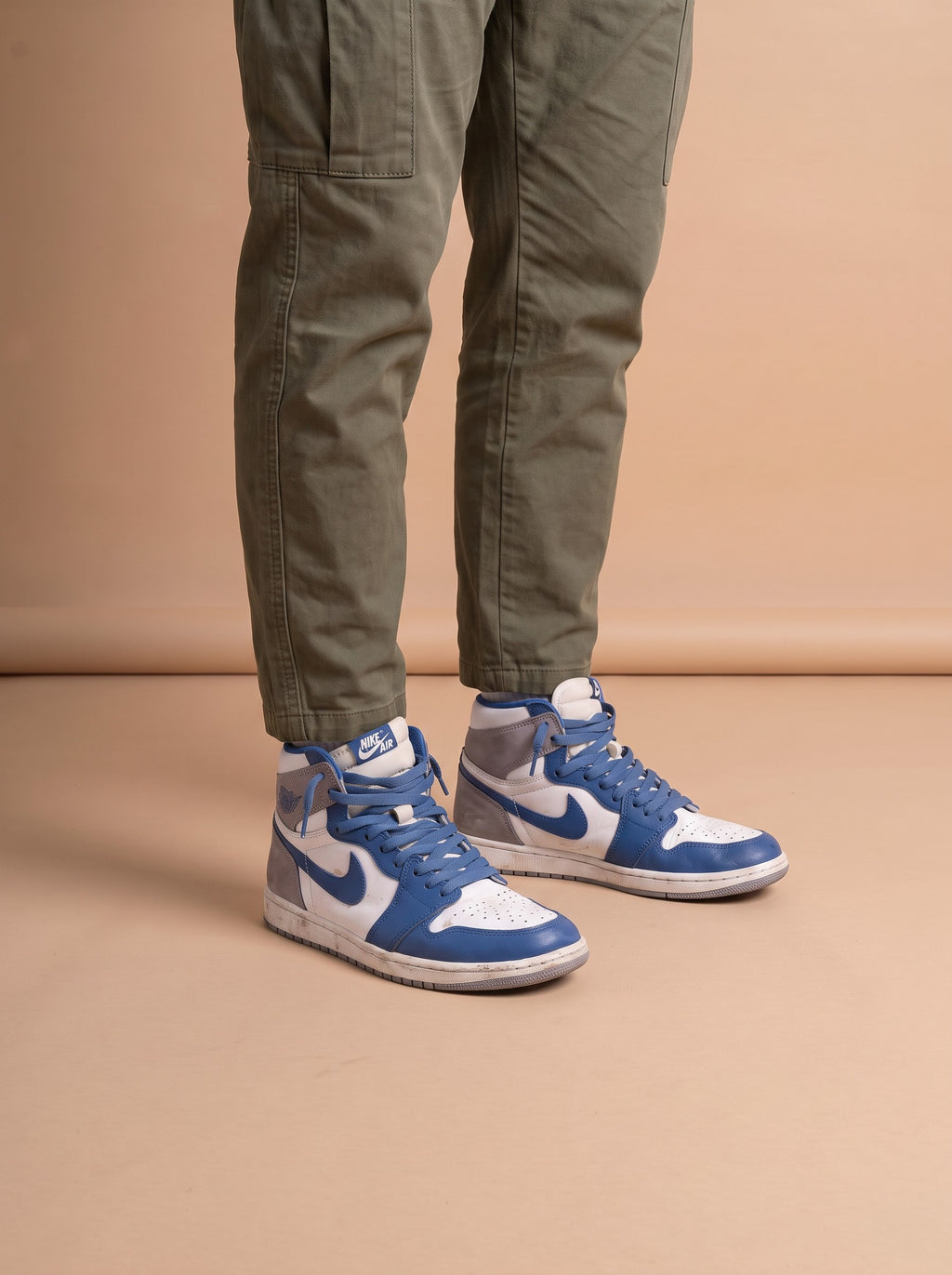 Nike Air Jordan 1 Retro High OG in the "True Blue" aan de voet