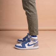Nike Air Jordan 1 Retro High OG in the "True Blue" aan de voet
