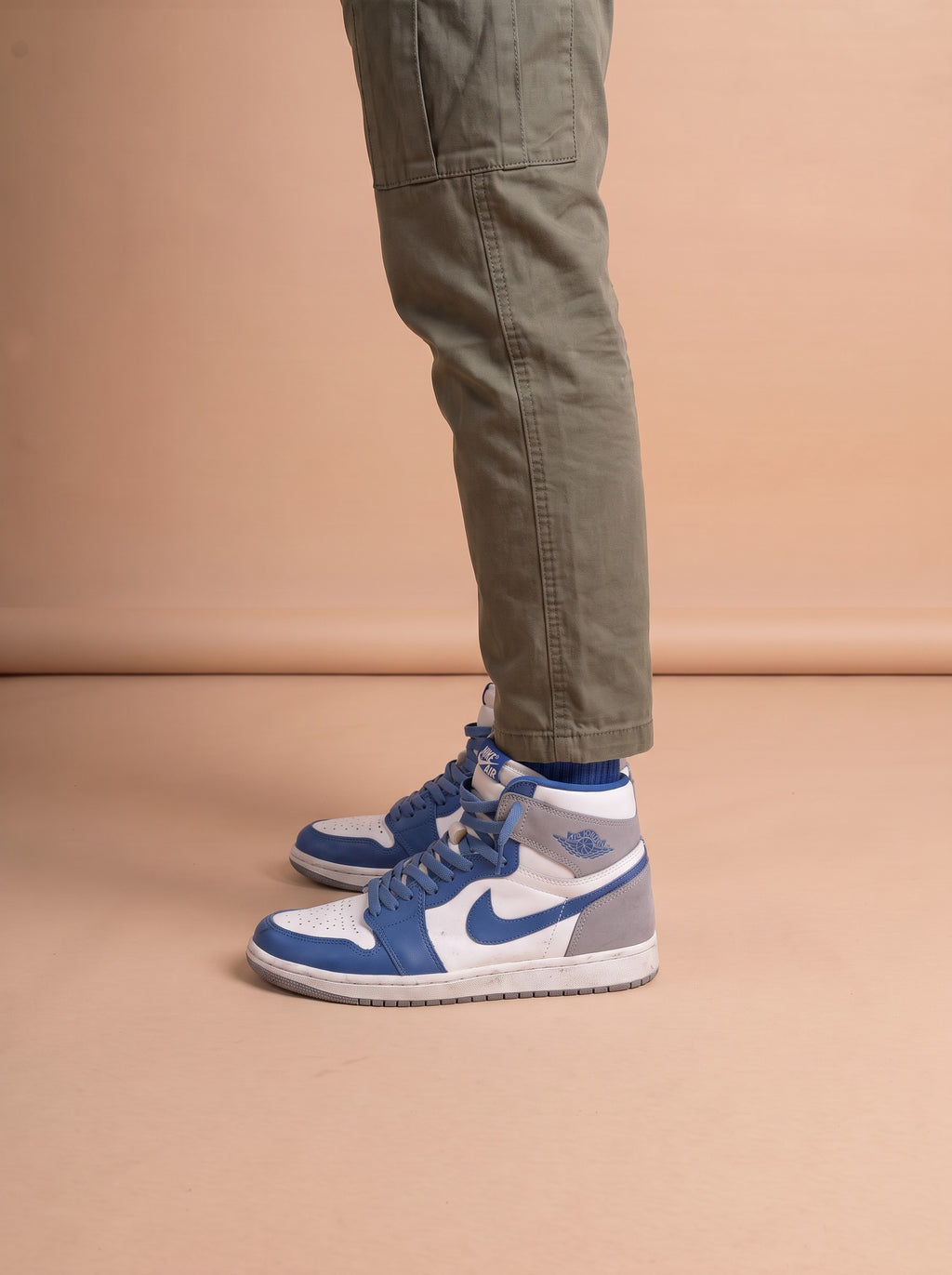 Nike Air Jordan 1 Retro High OG in the "True Blue" aan de voet
