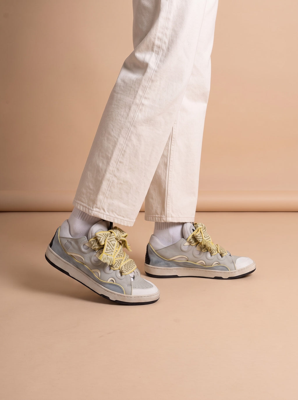 Lanvin Curb sneakers blue grey aan de voet