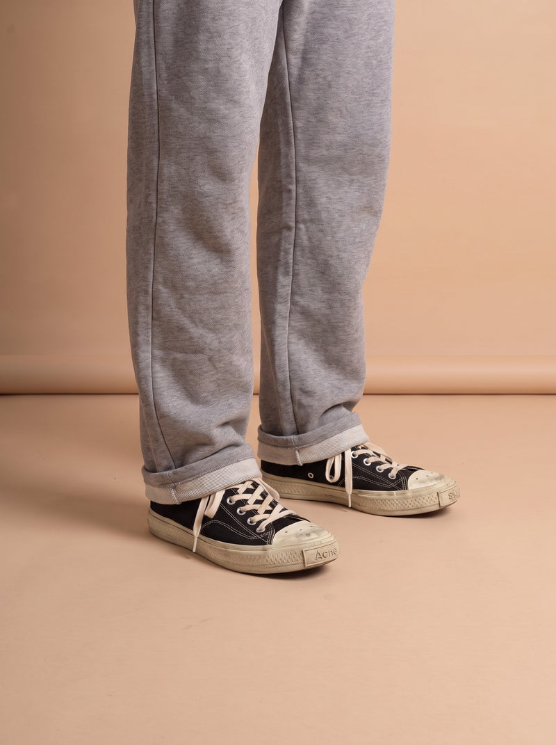 Acne Ballow Soft Tumbled Tag Low Black aan de voet