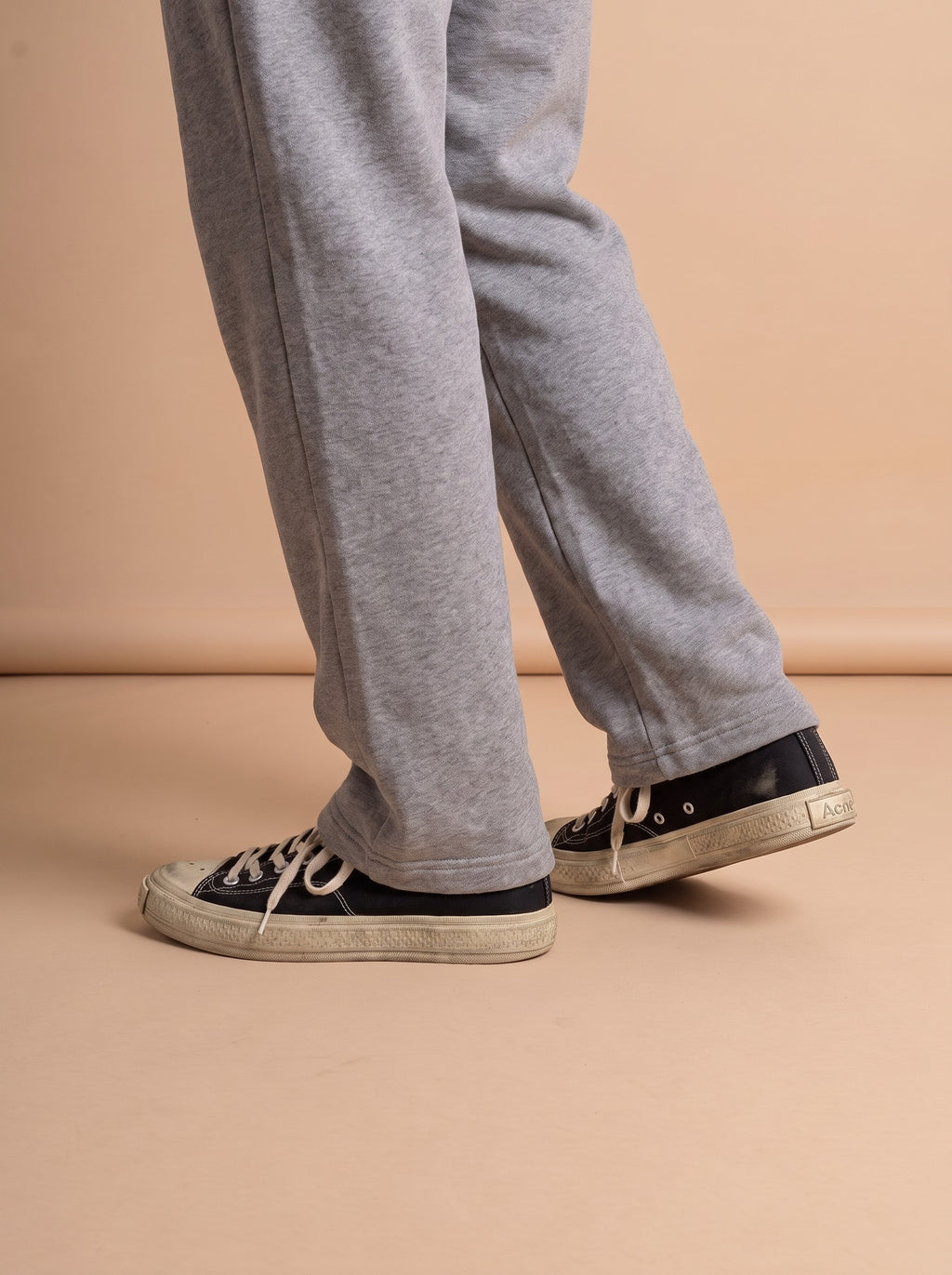Acne Ballow Soft Tumbled Tag Low Black aan de voet