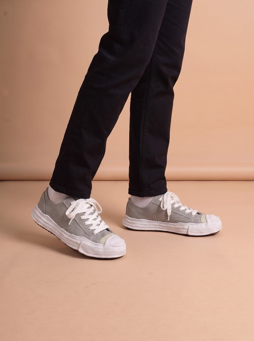 Maison Mihara Yasuhiro Hank OG Sole Canvas Low Grey aan de voet