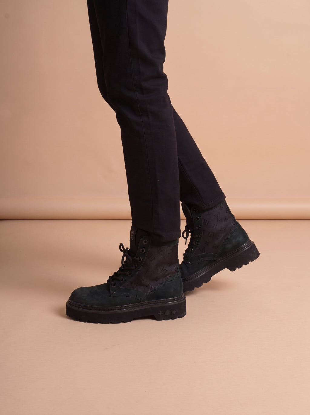 Louis Vuitton Ranger Ankle Boot Black aan de voet