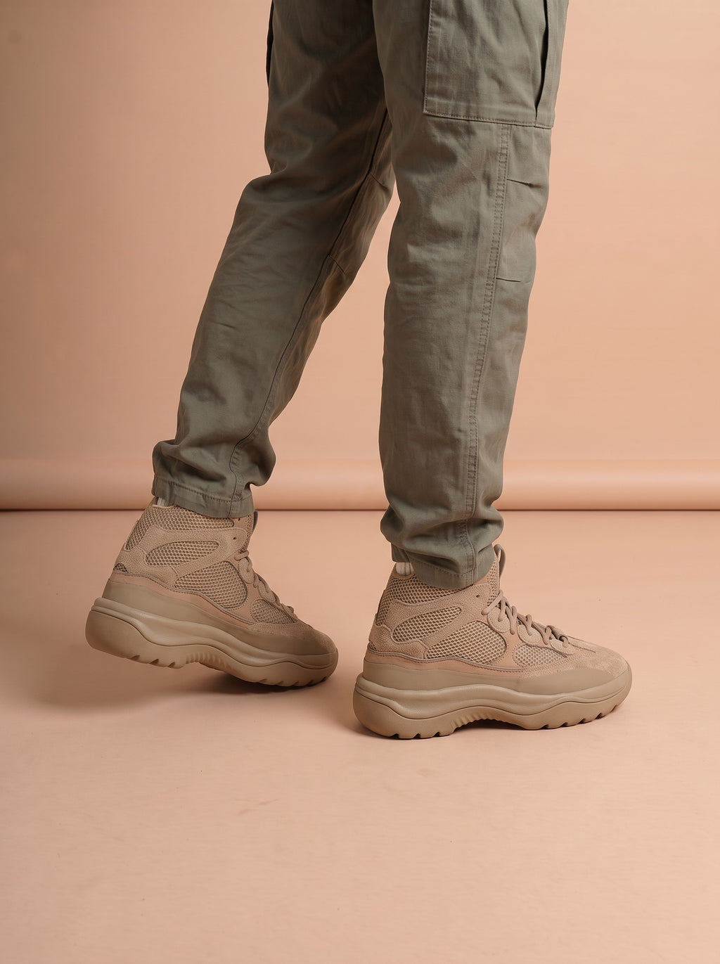 Adidas Yeezy Desert Boot Rock aan de voet